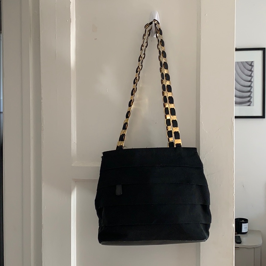 Salvatore Ferragammo Vara Shoulder Bag Au - 215252